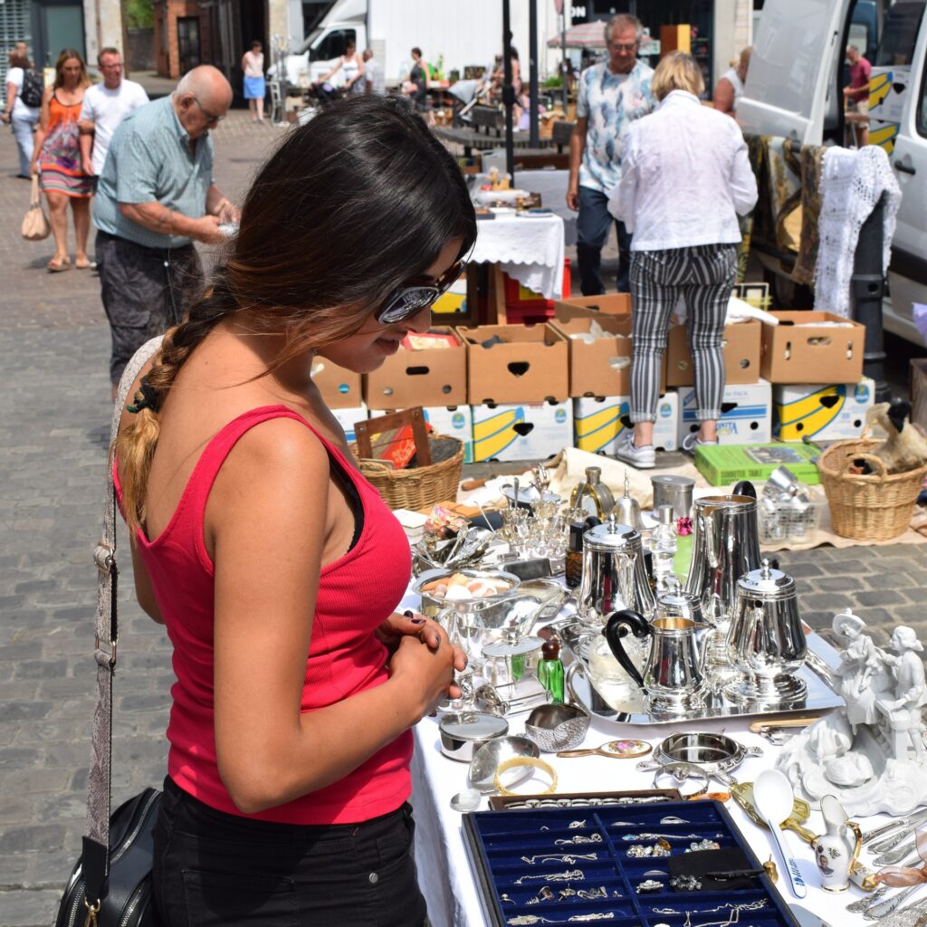 vrouw op rommelmarkt